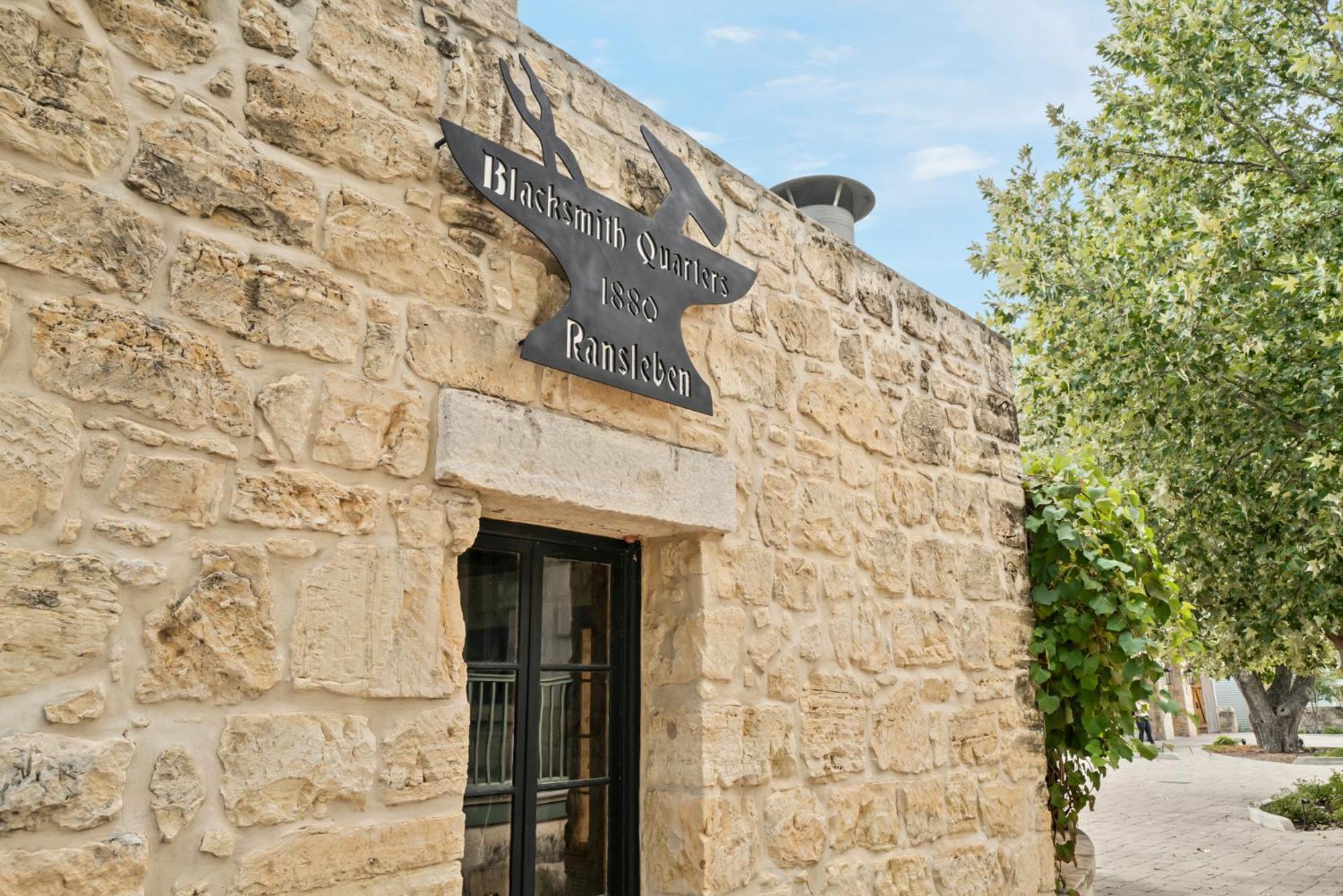 Blacksmith Quarters Фредериксбург Екстериор снимка